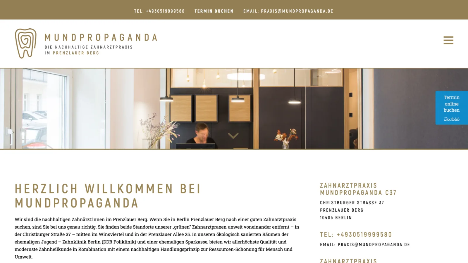 Startseite der Berliner Zahnarztpraxis Mundpropaganda mit Servicezeile, Praxisfoto und Doctolib-Lasche