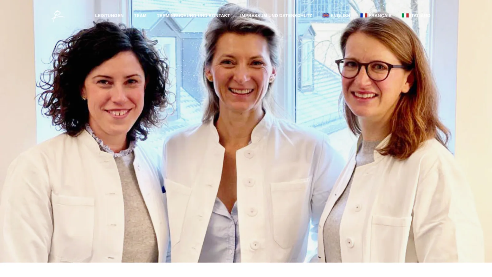 Startseite der Münchner Privatpraxis für Gynäkologie mit vollflächigem Foto dreier Ärztinnen in weißen Kitteln