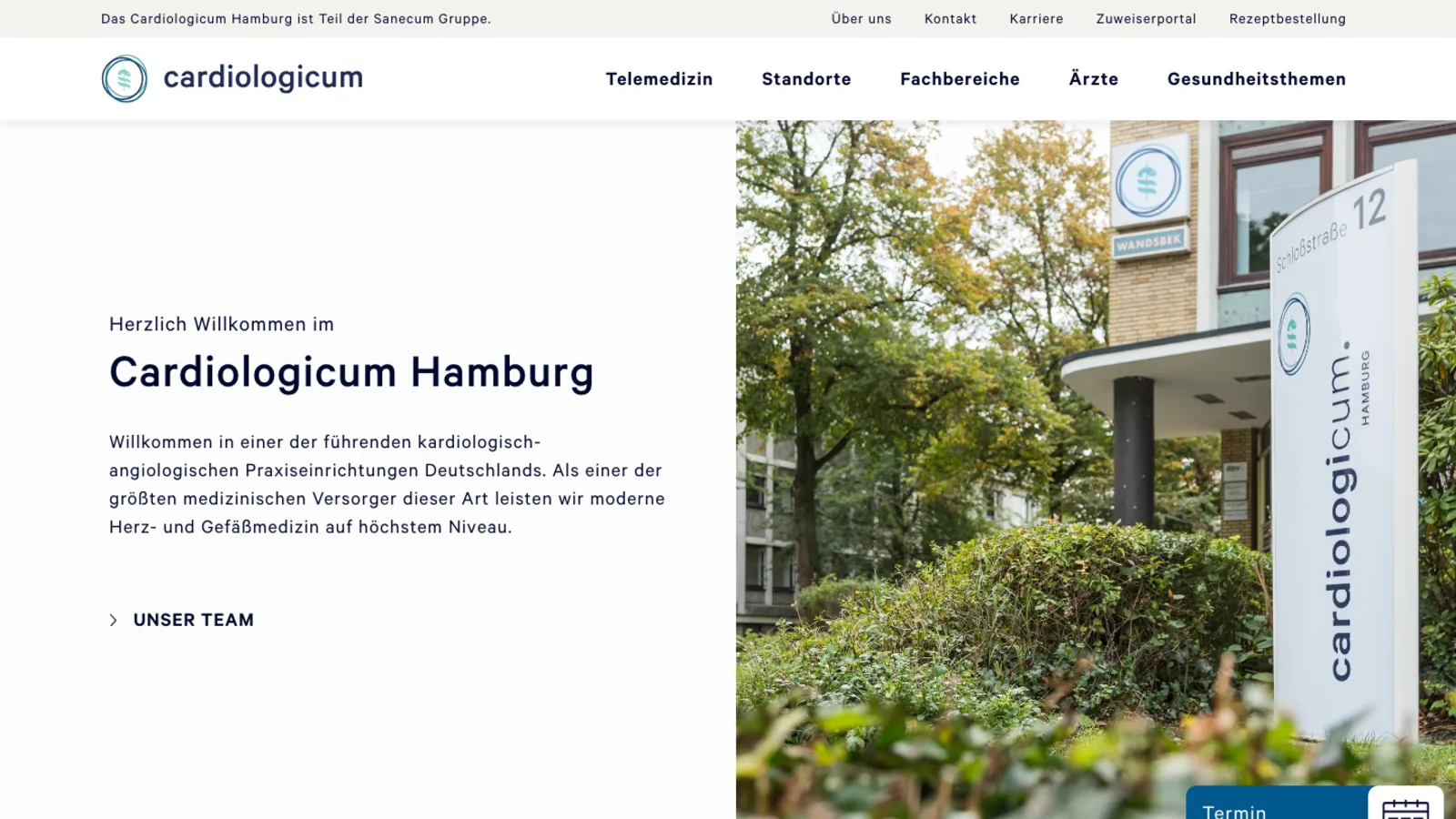 Startseite des Cardiologicum Hamburg mit Textspalte links und Foto des Praxiseingangs rechts