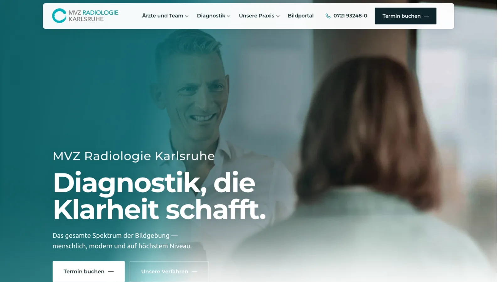 Startseite des MVZ Radiologie Karlsruhe mit Duotone-Foto eines Beratungsgesprächs und der Überschrift Diagnostik, die Klarheit schafft