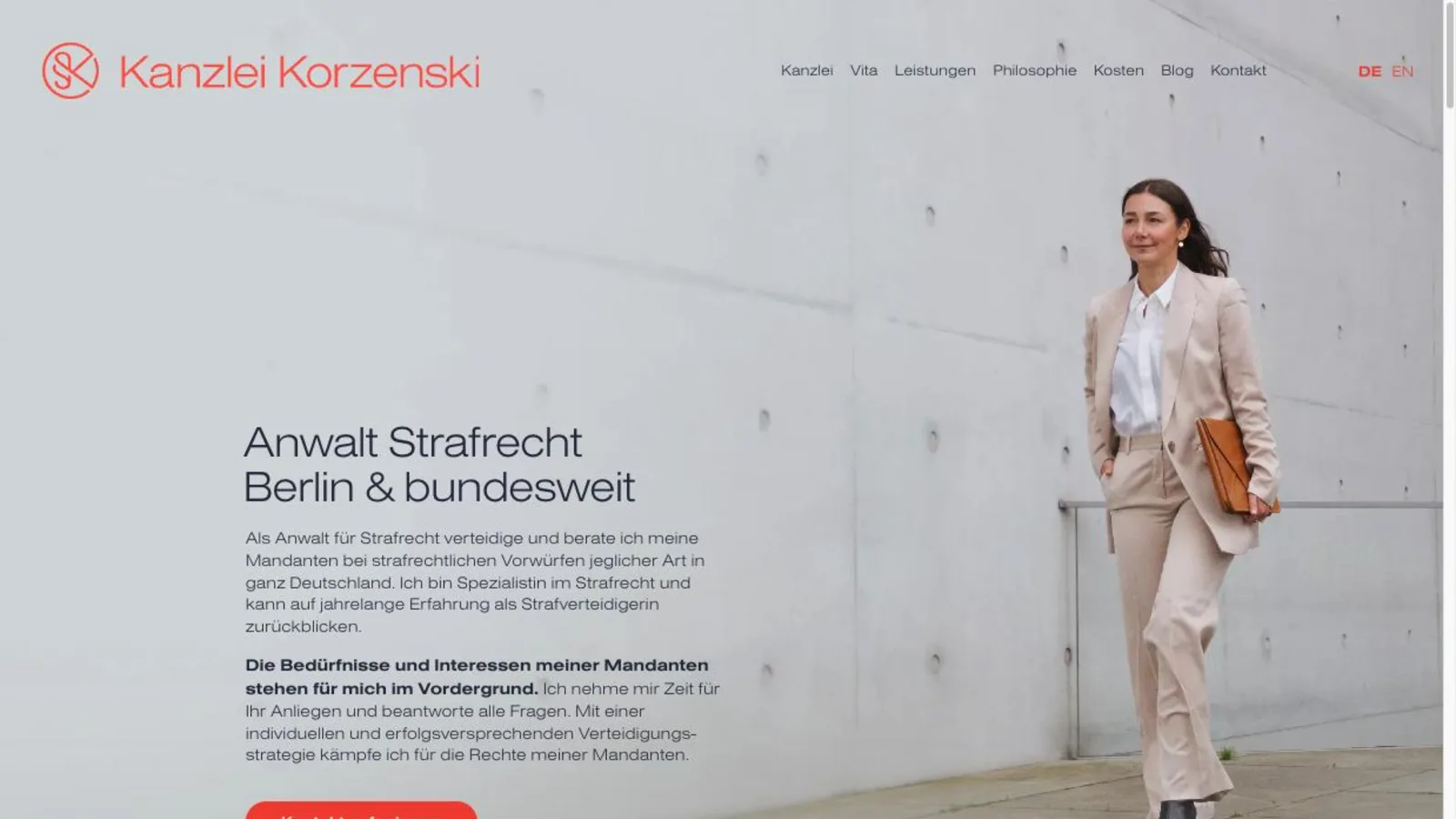 Startseite der Berliner Strafrechtskanzlei Korzenski mit Porträt der Anwältin und rotem Kontakt-Button