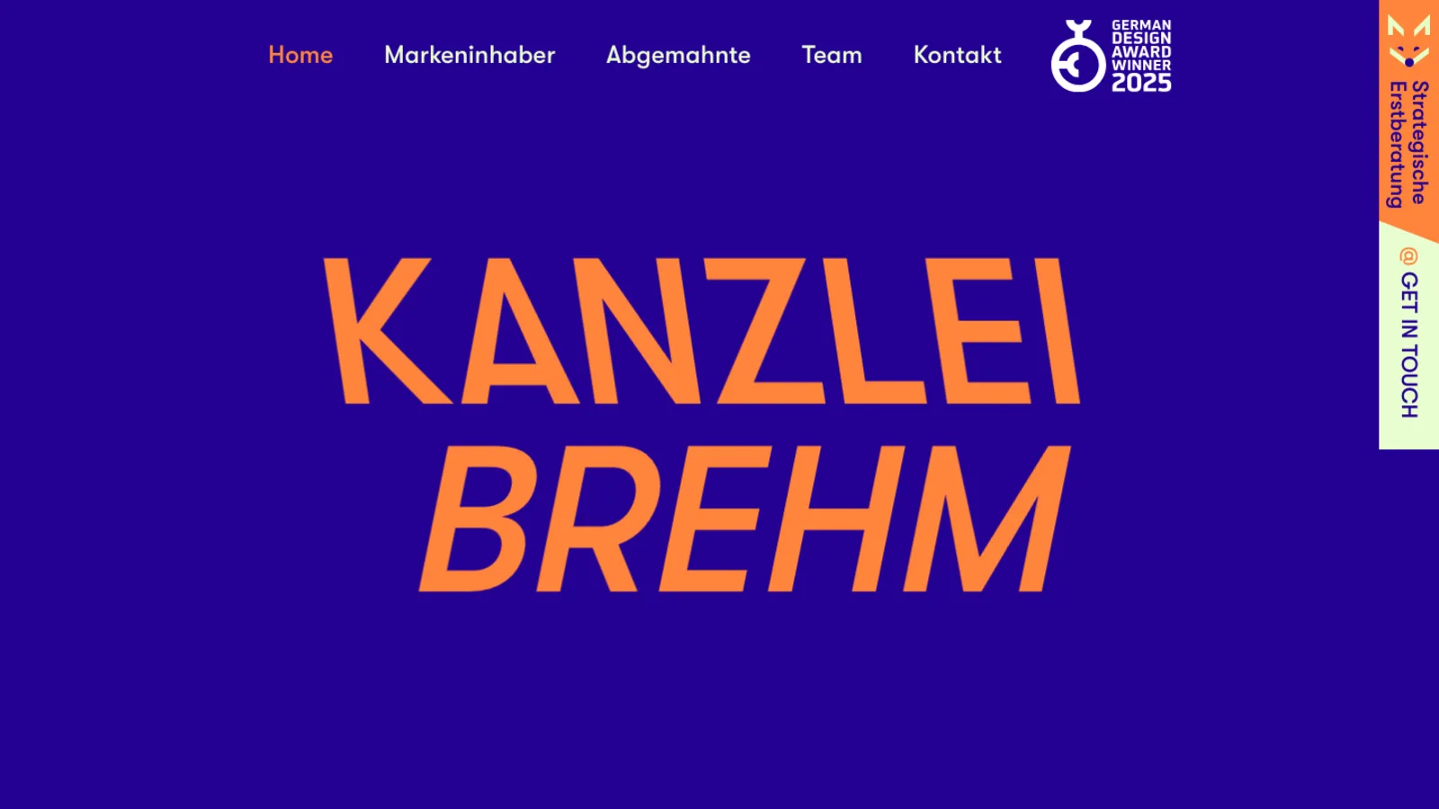 Startseite der Markenrechtskanzlei Brehm als Typo-Hero in Indigoblau und Orange mit Design-Award-Badge