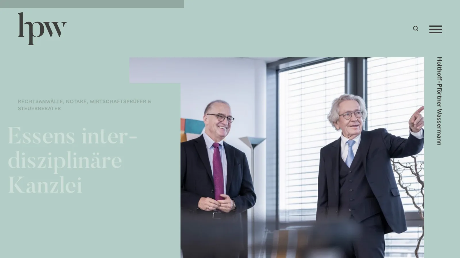Startseite der Essener Kanzlei Holthoff-Pförtner Wassermann mit mintgrüner Textfläche und Foto zweier Partner