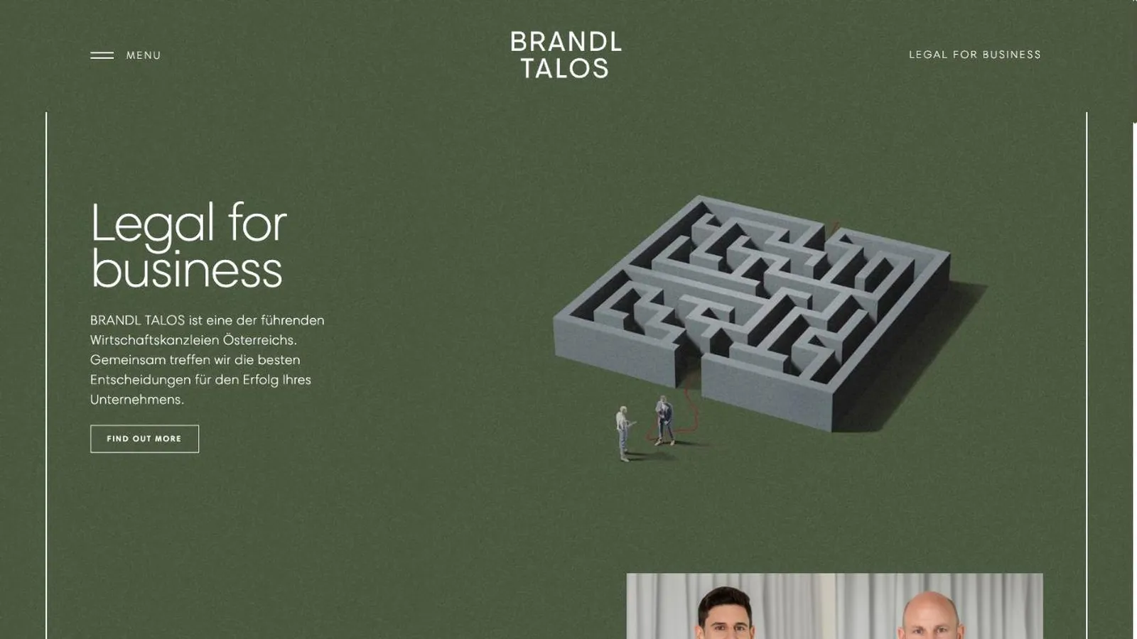 Startseite der Wiener Wirtschaftskanzlei Brandl Talos in dunklem Olivgrün mit einem Labyrinth als 3D-Illustration und der Headline Legal for business